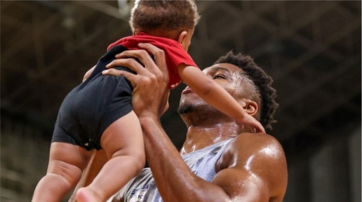 Γιάννης Αντετοκούνμπο: Η ανάρτηση για τα πρώτα γενέθλια του μικρού του γιου [εικόνα]