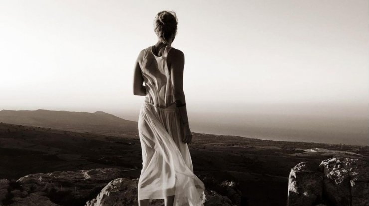 Επώνυμη Κύπρια: "Πήγα 30 ημέρες διακοπές, και πήρα 40 μαγιό μαζί μου" [βίντεο]