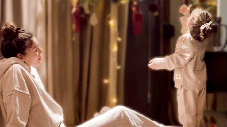 Ήβη Αδάμου: Το οικογενειακό στιγμιότυπο μέσα στο αεροπλάνο με την κόρη της και τον Μιχάλη Κουϊνέλη [εικόνα]