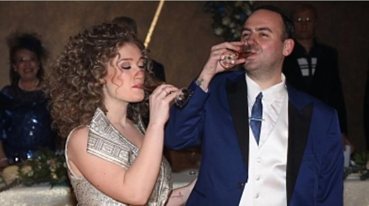 Ποιος επώνυμος Έλληνας δήλωσε για τον αρραβώνα του Μαυρίκιου: "Δεν χόρτασα, μόνο σαλάτες και τυράκια έφαγα" [βίντεο]