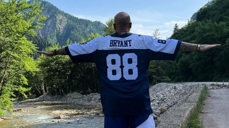 Έλληνας γνωστός τραγουδιστής αποκαλύπτει: "Είμαι παραγωγός φρούτων στη λαϊκή" [εικόνα & βίντεο]