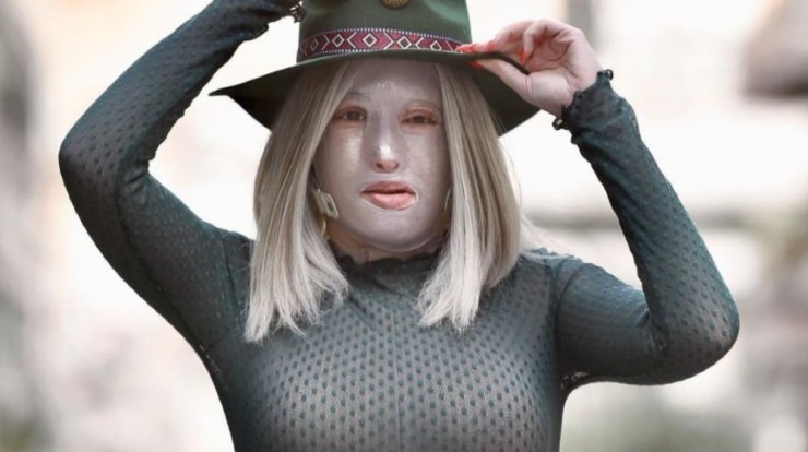 Η Ιωάννα Παλιοσπύρου βγάζει για πρώτη φορά τη μάσκα και εμφανίζεται στις οθόνες μας [βίντεο]