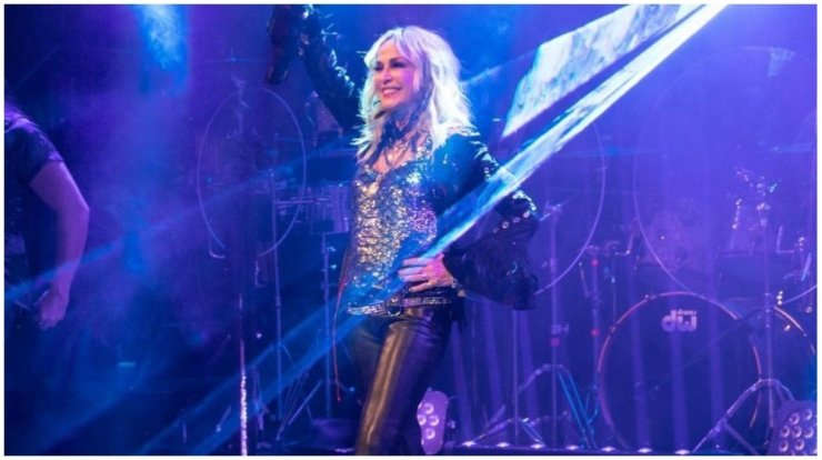 Είδαμε τι κάνει η Άννα Βίσση στο καμαρίνι της λίγο πριν βγεί στη σκηνή [βίντεο]