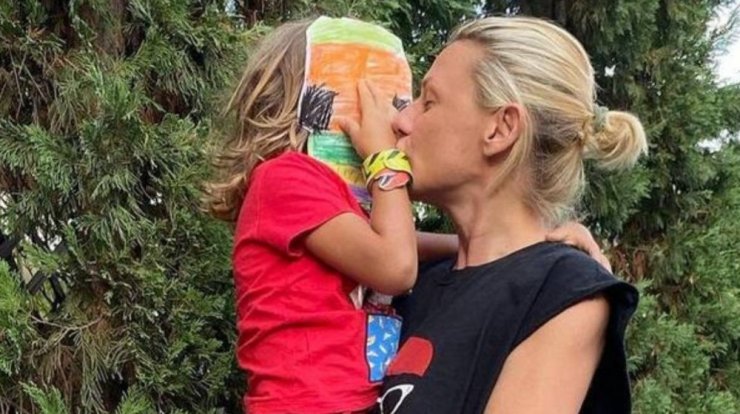 Κατερίνα Καραβάτου: Ο γιος της Αρίωνας παρεμβαίνει τη στιγμή που παραχωρεί δηλώσεις on camera [βίντεο]