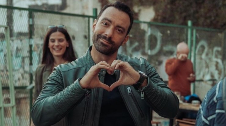 Σάκης Τανιμανίδης: Η βίντεοκλήση με τις γυναίκες της ζωής του και η τούρτα που έσβησαν από μακριά [βίντεο]