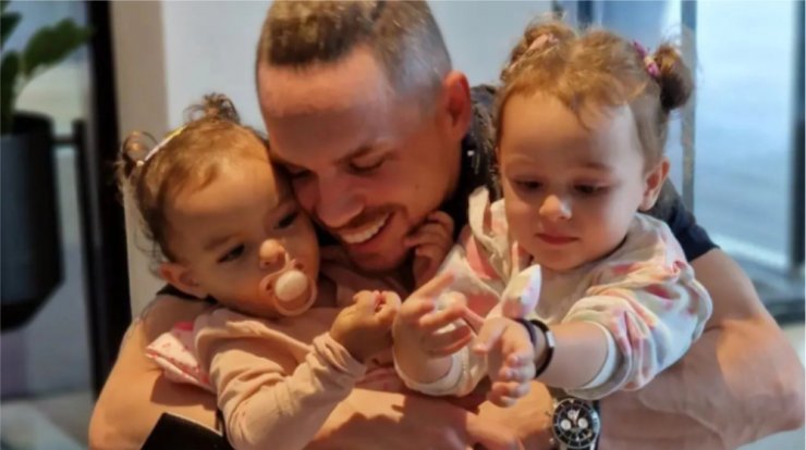 Λευτέρης Πετρούνιας: Οι κόρες του, του πήραν το χρυσό μετάλλιο και το φόρεσαν επάνω τους [εικόνες]