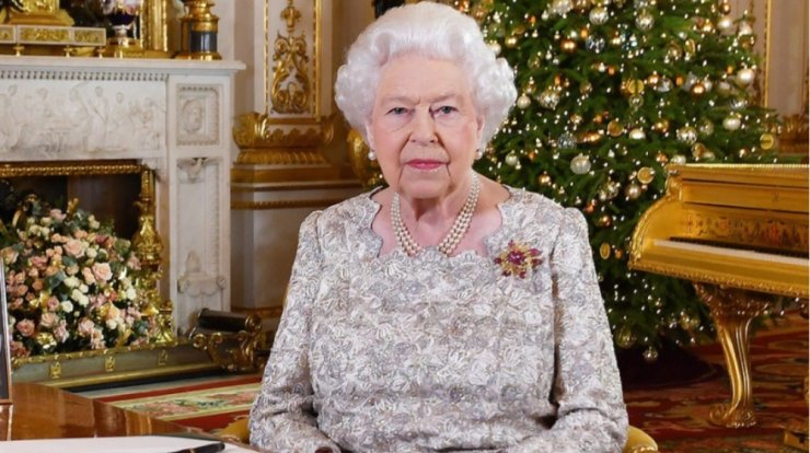 Βασίλισσα Ελισάβετ: Η αλλόκοτη συνήθεια που έχει στα χριστουγεννιάτικα τραπέζια και μας ξάφνιασε