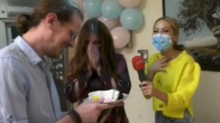 Ελληνίδα τραγουδίστρια έμαθε on camera το φύλο του μωρού που περιμένει [εικόνες & βίντεο]