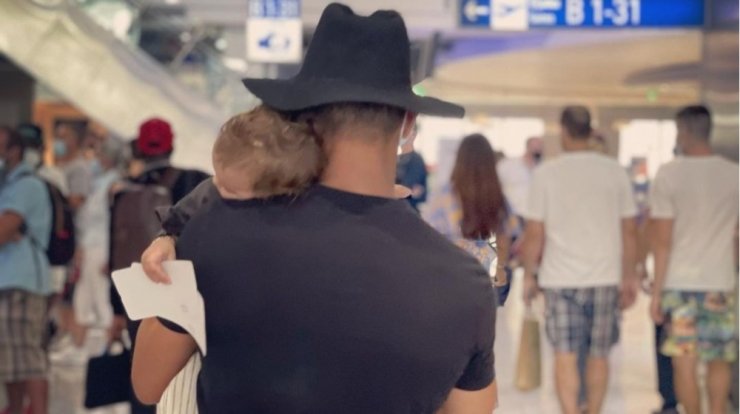 Σάββας Πούμπουρας: Φτιάχνει κέικ τσουρέκι με την κόρη του στην κουζίνα [βίντεο]