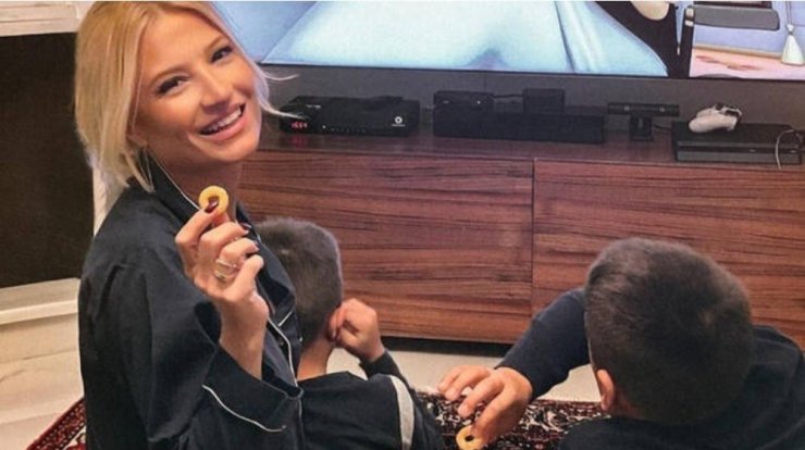 Φαίη Σκορδά: Η ευφάνταστη μεταμόρφωση της για τα καρναβάλια μαζί με τους γιους της [εικόνες]