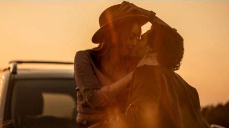 Κύπρια τραγουδίστρια δέχθηκε πρόταση γάμου και πόζαρε με το εντυπωσιακό της μονόπετρο [εικόνες]