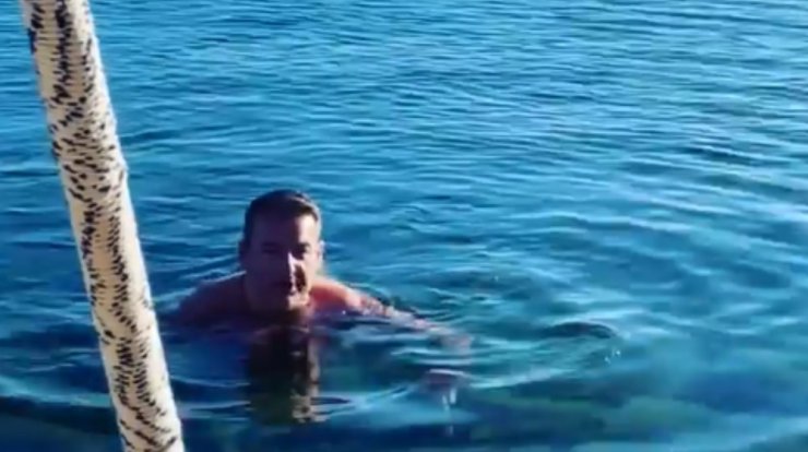 Γιώργος Λιάγκας: Η στιγμή που καρχαρίας τον πλησιάζει στη θάλασσα [βίντεο]