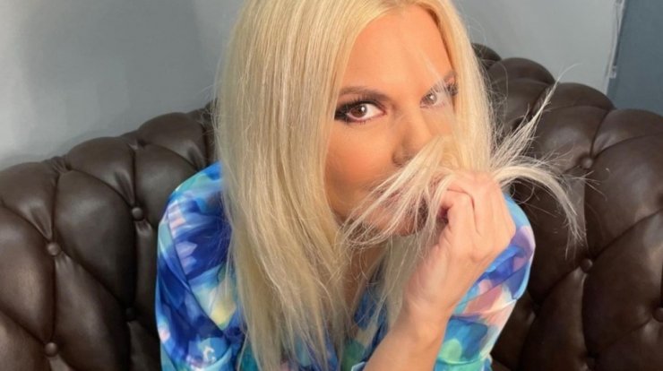 Απτόητη η Αννίτα Πάνια: Έκανε μπάνιο στην πισίνα του σπιτιού της... υπό βροχές [βίντεο]