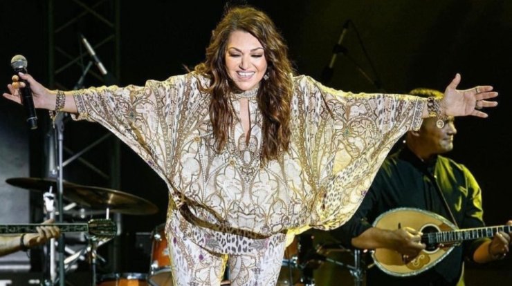 Καίτη Γαρμπή: Η τούρτα - έκπληξη από τον γιο της κατά τη διάρκεια συναυλίας της [βίντεο]