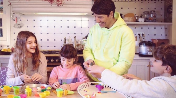 Σάκης Ρουβάς: Οι κόρες του, επιμελήθηκαν την εμφάνιση του [εικόνα]