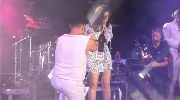 Ο ντράμερ των "Μελισσών" έκανε πρόταση γάμου στη σύντροφό του σε συναυλία τους [βίντεο]