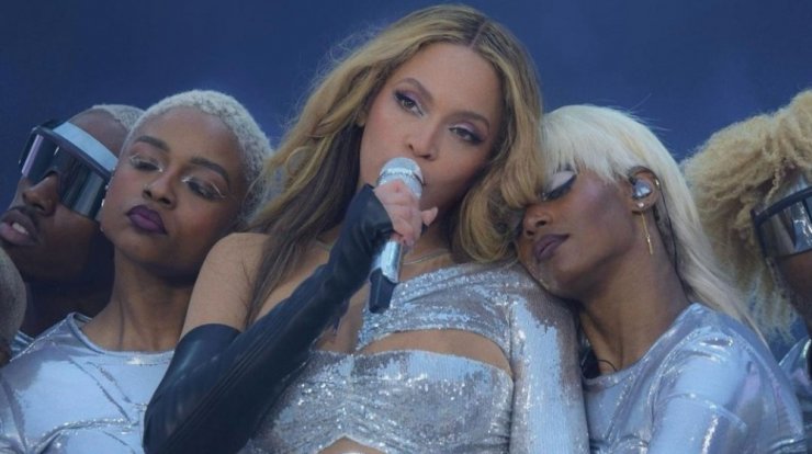 Beyonce: Ανέβασε στη σκηνή την κόρη της σε συναυλία της και έγινε viral [βίντεο] 