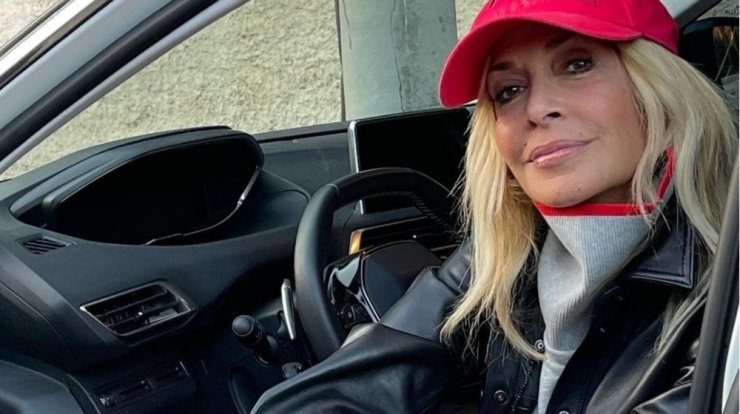 Άννα Βίσση: Ποζάρει με τον νεότερο ευατό της [εικόνα]