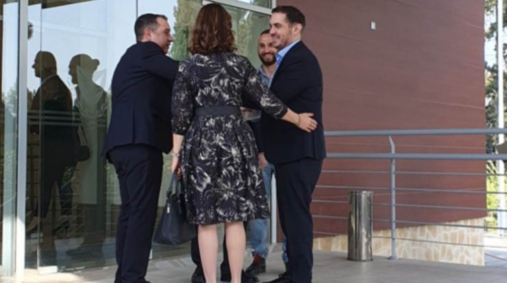 Έφθασε στο Προεδρικό ο Μιχάλης Χατζηγιάννης με δεμένο χέρι [εικόνες]