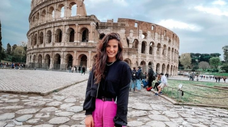 Χριστίνα Μπόμπα: Μας δείχνει το ιδιαίτερα "τρομακτικό" δωμάτιο που μένει στη Ρώμη [βίντεο]