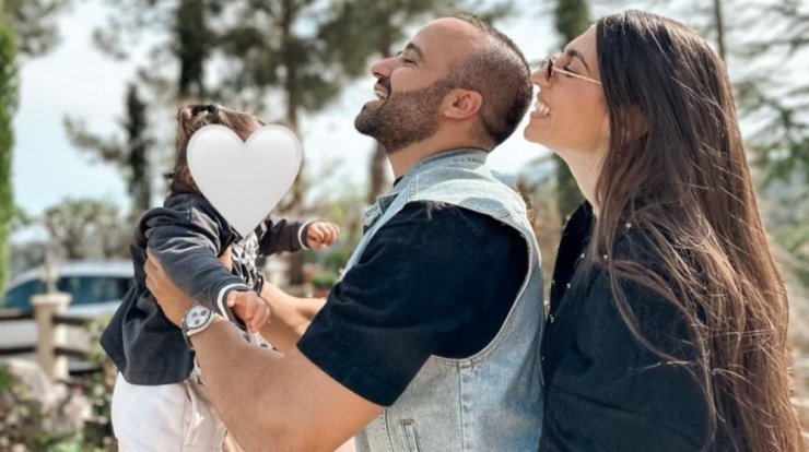 Θέλξια Βαλέρια Φραγκούδη - Χριστίνος Πίπης: Έκαναν το πρώτο ταξίδι με την κόρη τους [εικόνες]