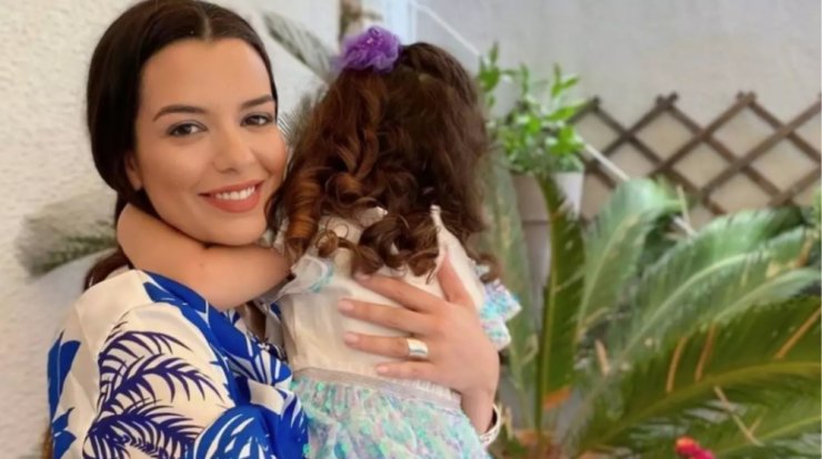 Νικολέττα Ράλλη: Άλλαξαν τα σχέδια για τη βάφτιση της κόρης της - Μάθαμε πότε βαφτίζει