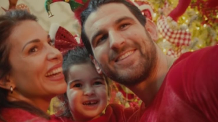 Ελένη Χατζίδου - Ετεοκλής Παύλου: Η κόρη τους, Μελίτα, τραγούδησε τα κάλαντα στην εκπομπή τους [βίντεο]