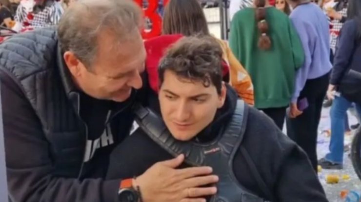 Βίκτωρας Παπαδόπουλος: Η ανάρτηση για την αποφοίτηση του γιου του από το ειδικό σχολείο [εικόνες]