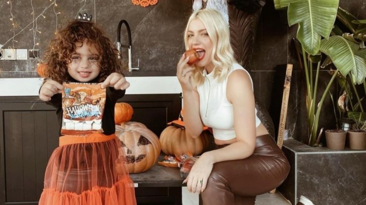 Άντρη Καραντώνη: Λίγο πριν τον ύπνο πόζαρε με την κόρη της με matchy matchy πιτζάμες [εικόνες]