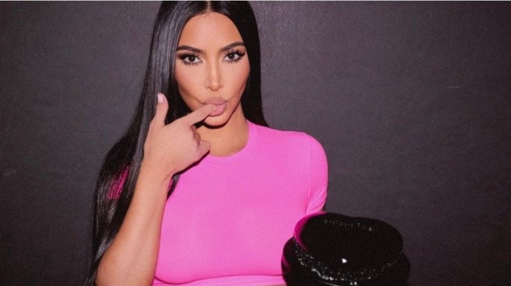 Kim Kardashian: Έστειλε topless selfie για να ευχηθεί σε φίλο για τα γενέθλια του