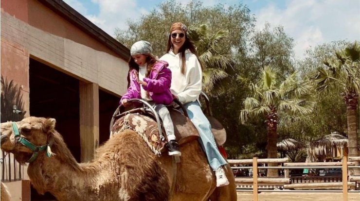 Κωνσταντίνα Ευριπίδου: Μαζί με τα παιδιά της για βόλτα με τις καμήλες [εικόνες]