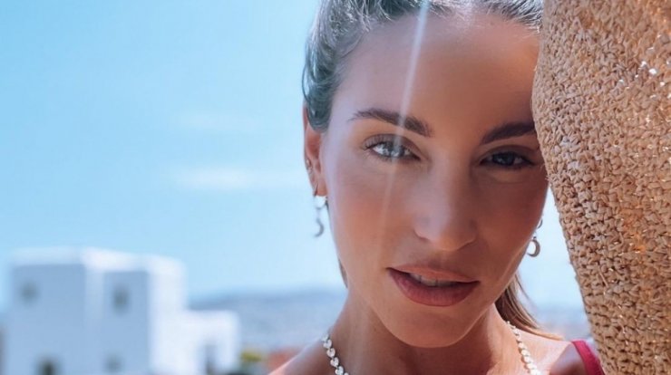 Αθηνά Οικονομάκου: Παιχνίδια στη θάλασσα αγκαλιά με την κόρη της [βίντεο]