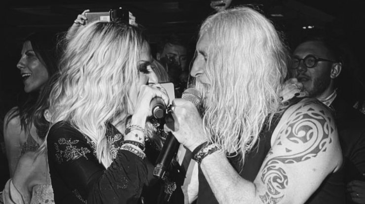 Άννα Βίσση: Τραγουδάει στον Νίκο Καρβέλα και τον παίρνει ο ύπνος [βίντεο]