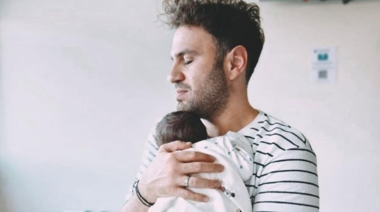 Ηovig: Η πρώτη εικόνα στο σπίτι με τον νεογέννητο γιο του