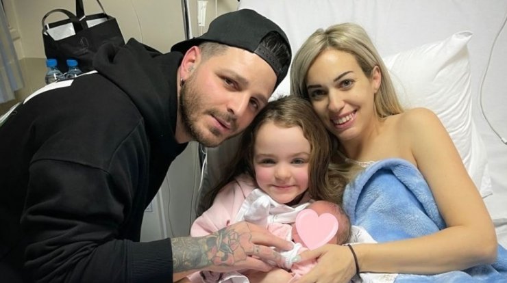 Σόφη Χρυσάνθου: Οι πρώτες στιγμές της Μαρίλιας με την νεογέννητη αδερφούλα της στο σπίτι και η περιποίηση [εικόνες]