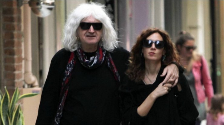 Νίκος Καρβέλας: Έγινε πατέρας για τρίτη φορά στα 70 του!