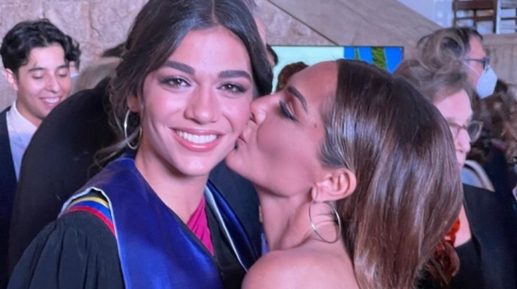 Δέσποινα Βανδή: Στην τελετή αποφοίτησης της κόρης της, συγκινημένη [εικόνες]