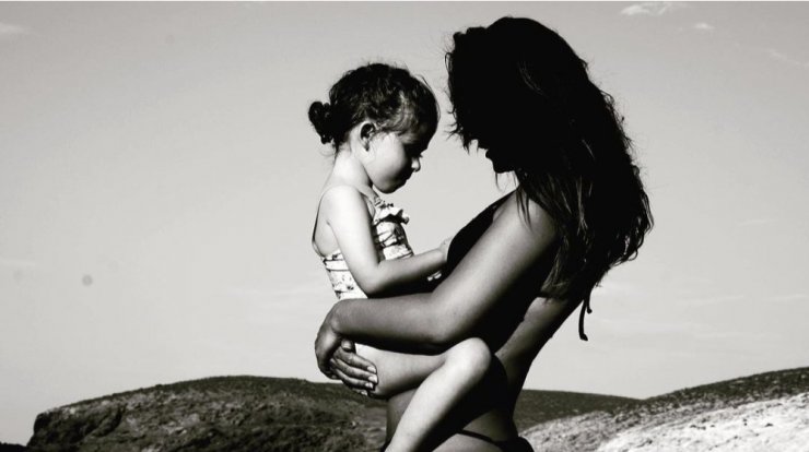 Υβόννη Μπόσνιακ: Φωτογράφησε την κόρη της στη θάλασσα! [εικόνα]