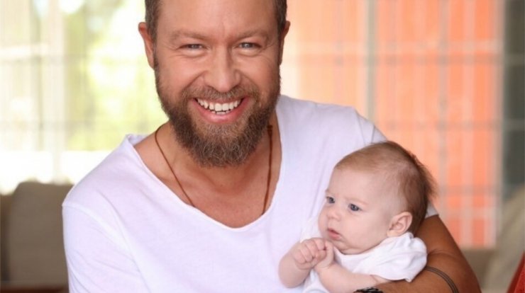 Γιάννης Βαρδής: Εξομολογήθηκε τα θέματα υγείας που πέρασε ο μικρός του γιος