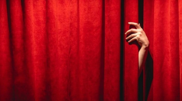 Σοκαριστική καταγγελία έσκασε από Ελληνίδα ηθοποιό - Καταγγέλλει βιασμό από σκηνοθέτη 