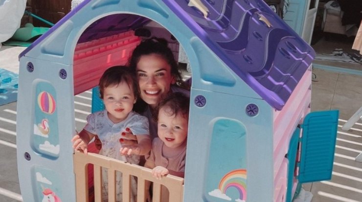 Χριστίνα Μπόμπα: Παιχνίδια στην άμμο για τις δίδυμες κόρες της [εικόνες]