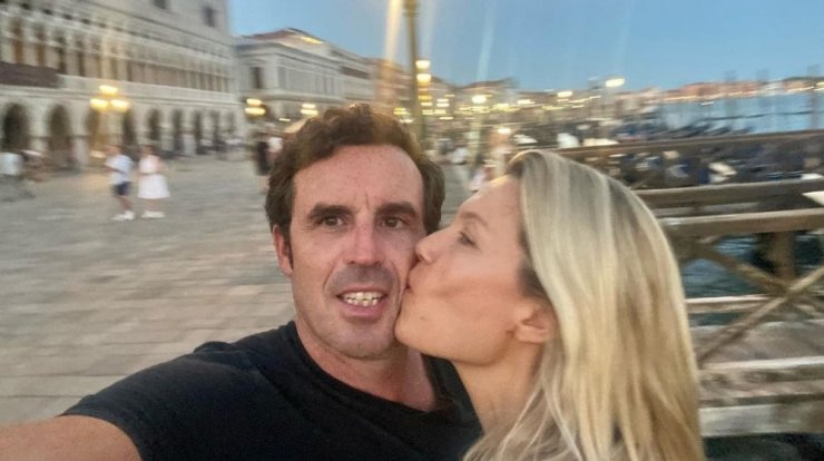 Βίκυ Καγιά - Ηλίας Κρασσάς: Ασυγκράτητοι στα μπουζούκια ανταλλάζουν παθιασμένα φιλιά [εικόνες]