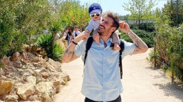 Άκης Πετρετζίκης: Η γλυκιά αντίδραση του γιου του μόλις τον είδε να φτάνει σπίτι τους [βίντεο]