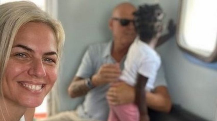 Τζώνη Καλημέρης: H βόλτα με την μικρή Ada στην Αθήνα [εικόνες]