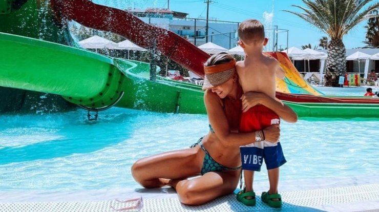 Αθηνά Οικονομάκου: Ο γιος της, Μάξιμος, σε ρόλο καπετάνιου ηγείται πολυτελούς σκάφους [βίντεο]