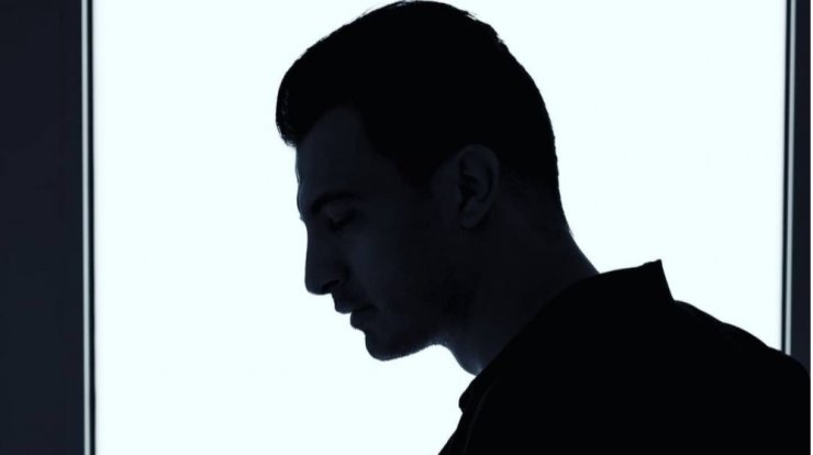 Έλληνας τραγουδιστής δεν καλεί ποτέ φίλο του στο μαγαζί που τραγουδά επειδή τον θεωρεί γκαντέμη [βίντεο] 