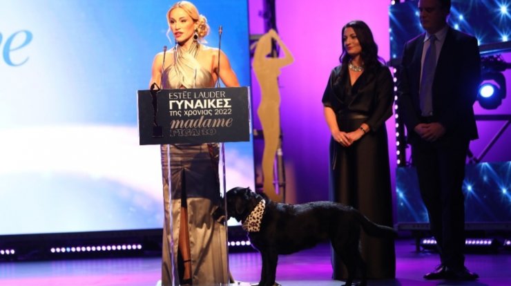 Καρολίνα Πελενδρίτου: Ανέβηκε στη σκηνή των Madame Figaro Awards με τον σκύλο της [εικόνες & βίντεο]