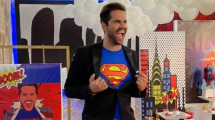 Γιώργος Τσαλίκης: Το εντυπωσιακό πάρτι γενεθλίων του και το τρυφερό φιλί με τη σύζυγό του [εικόνες & βίντεο]