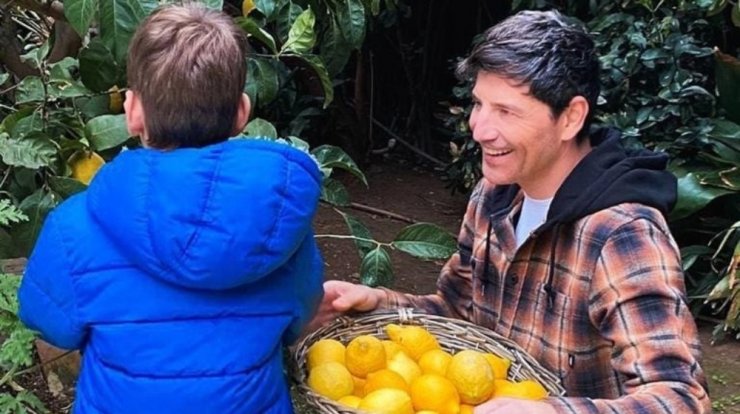 Σάκης Ρουβάς: Δείτε τον γιο του Απόλλωνα να τον μιμείται με έναν μοναδικό τρόπο [βίντεο]