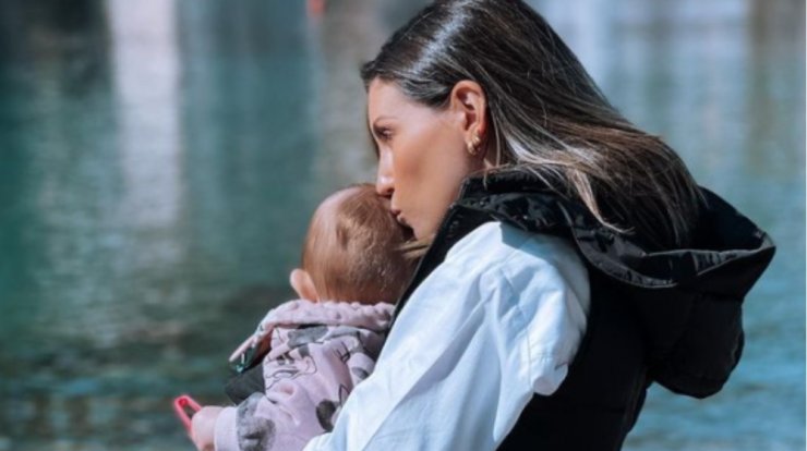 Αθηνά Οικονομάκου: Η μητέρα και η κόρη της ντυμένες στα ροζ μας χαρίζουν το πιο γλυκό τους στιγμιότυπο [βίντεο]